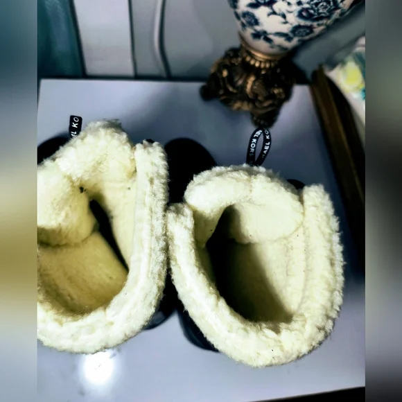 Super comfortable, soft and warm, Michael Kors Faux Shearling-Lined Rain Boots. - Picture 16 of 16